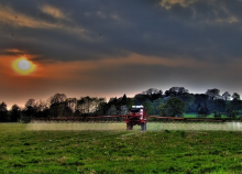 Pestizide auf dem Acker (Foto: Will Fuller, spray, https://bit.ly/3h2JHnE, https://creativecommons.org/licenses/by-nc-nd/2.0/)
